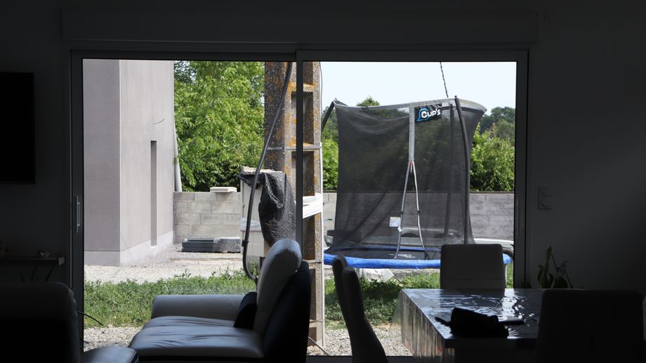 VIDÉO - Depuis deux ans, ce couple vit avec un pylône électrique sur sa terrasse à Saint-Fort