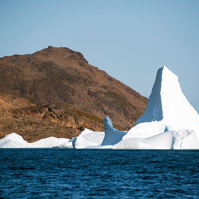 Un iceberg dans un bras de mer au Groenland