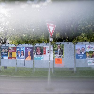 Panneaux d'affichage pour le 1er tour des élections législatives de 2022 à Dinan (Côtes-d'Armor).