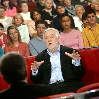 Yes Coppens sur le plateau de l'émission de télévision "Vivement dimanche" de Michel Drucker en février 2005