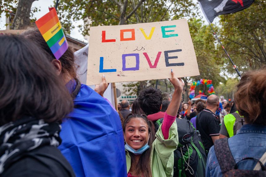 Une jeune femme brandit une pancarte lors de la Marche des Fiertés à Toulouse, le 9 octobre 2021.