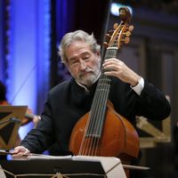 Jordi Savall, avec la viole de gambe, a popularisé le répertoire baroque en France.