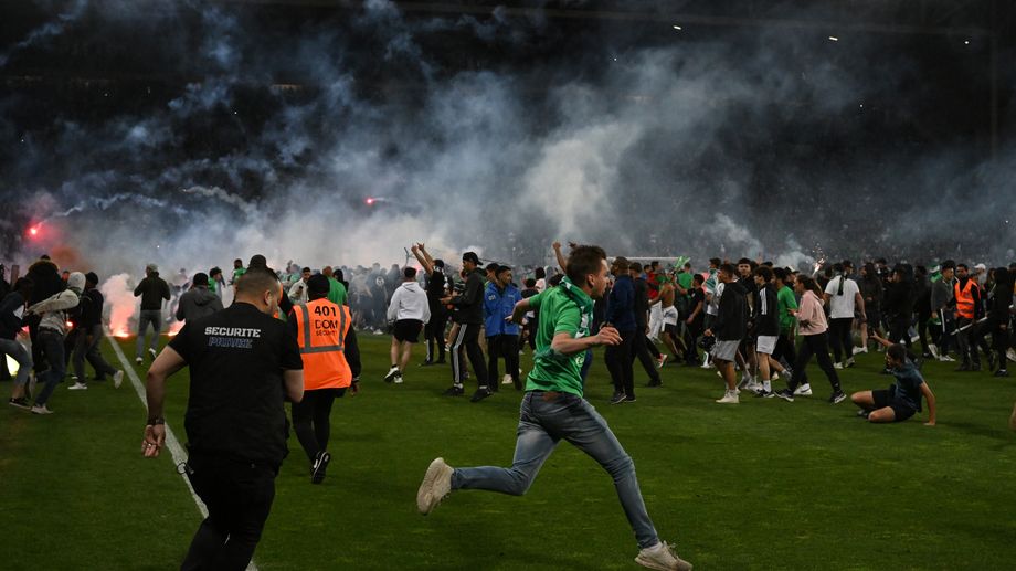 La commission de discipline de la LFP sanctionne lourdement l'ASSE après les débordements de la relégation