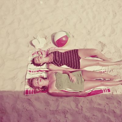 Deux femmes en maillot de bain prennent un bain de soleil dans les années 1940.