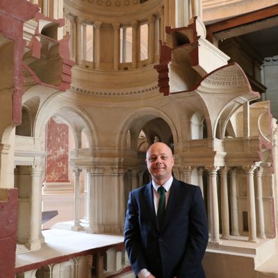 David Madec, administrateur du Panthéon, devant la maquette historique du Panthéon.