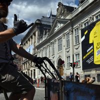 Un homme sur son vélo passe devant la bannière du Tour de France à Copenhague, au Danemark, le 29 juin 2022.