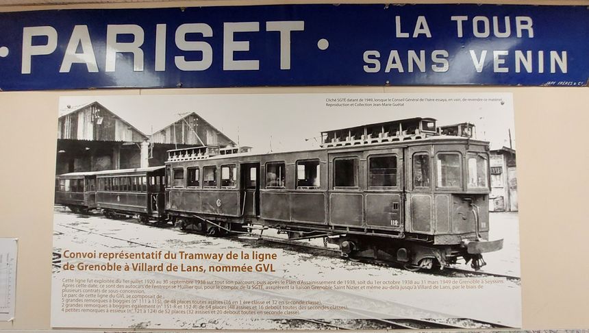 Photo du G.V.L. et plaque de la gare de Pariset exposés à l'HistoBus Dauphinois à Pont de Claix