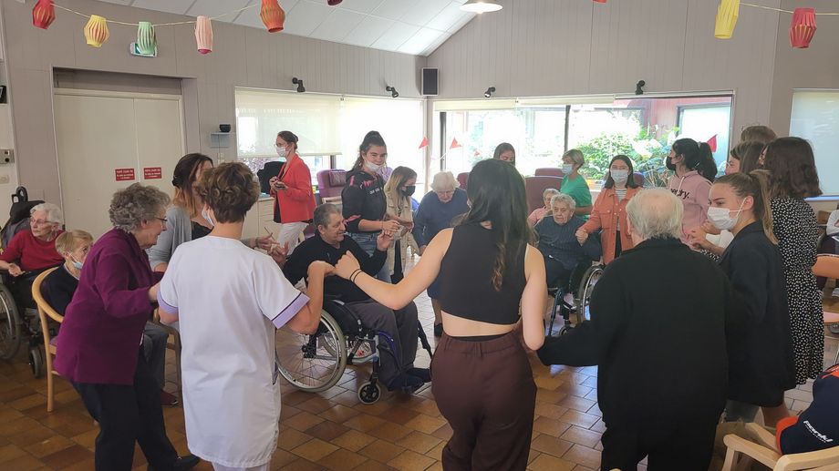 Dans un Ehpad de Martign�-sur-Mayenne, des lyc�ens � la rencontre des a�n�s