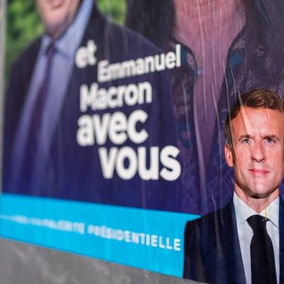 Une affiche électorale de la majorité présidentielle à Auch (Gers), le 8 juin 2022, à l'occasion du premier tour des législatives.