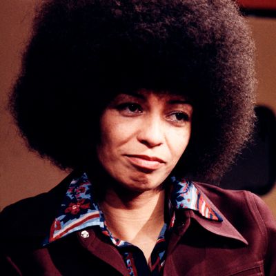 Angela Davis, essayiste, universitaires, féministe, militante contre le racisme, en 1977 dans "Apostrophes" pour son autobiographie.