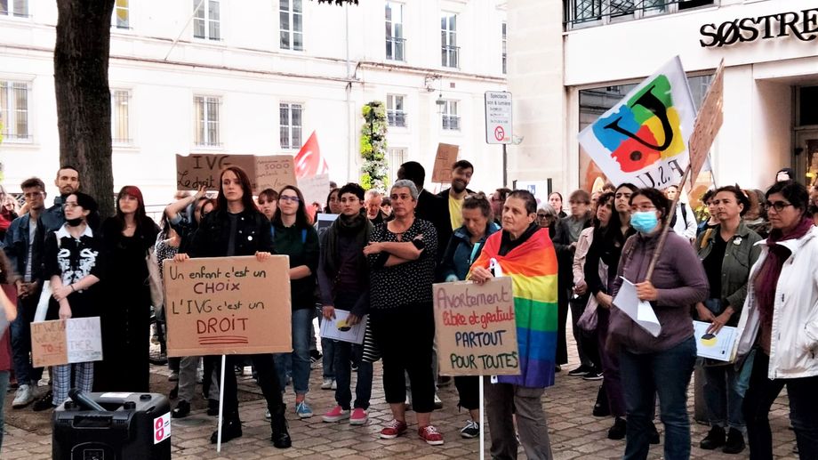 Prs de 200 personnes rassembles  Orlans pour le droit  l'avortement