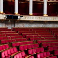 Pour modifier la Constitution, il faut que la proposition de loi soit adoptée dans les mêmes termes par l’Assemblée nationale et le Sénat.