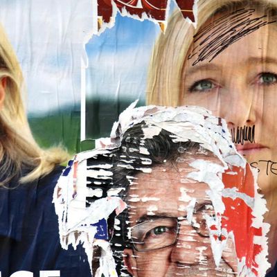 Affiches de Marine Le Pen et Jean-Luc Mélenchon vandalisées à Thionville (Moselle) le 7 mai 2017