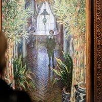 Un visiteur regarde la peinture de Claude Monet à la Galerie d’Art Moderne