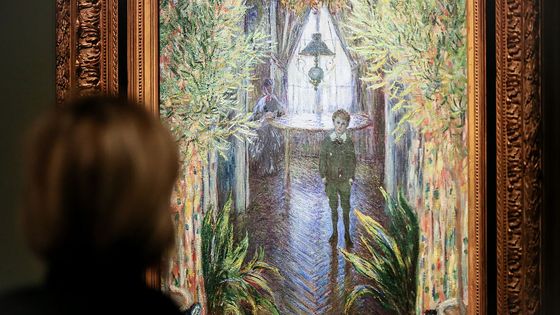 Un visiteur regarde la peinture de Claude Monet à la Galerie d’Art Moderne ©Getty - Pacific Press / Contributeur