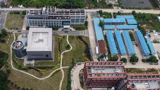 Vue aérienne de l'Institut de virologie de Wuhan, où ont été menées des expérimentations sur des virus chimériques en 2019, par Peter Daszak et ses équipes ©AFP - Hector Retamal