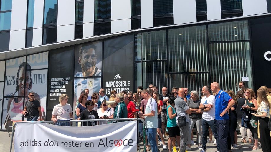 Strasbourg : une cinquantaine de salari�s d'Adidas manifestent contre le projet de d�m�nagement 