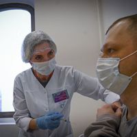 Un infirmière vaccine un patient à Moscou en Russie le 31 janvier 2022.