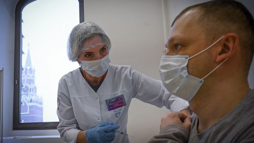 Un infirmière vaccine un patient à Moscou en Russie le 31 janvier 2022.