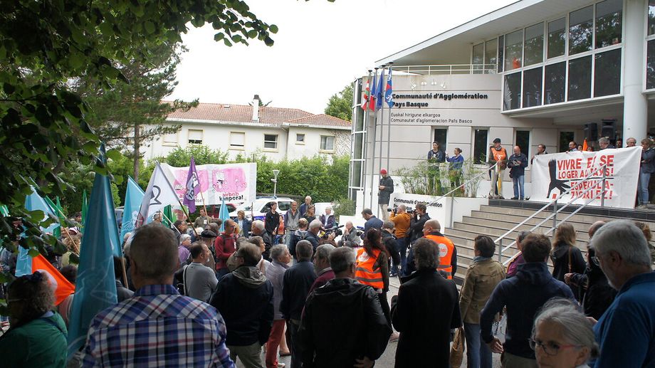 Logement au Pays basque : 300 personnes d�noncent la suspension du syst�me de compensation