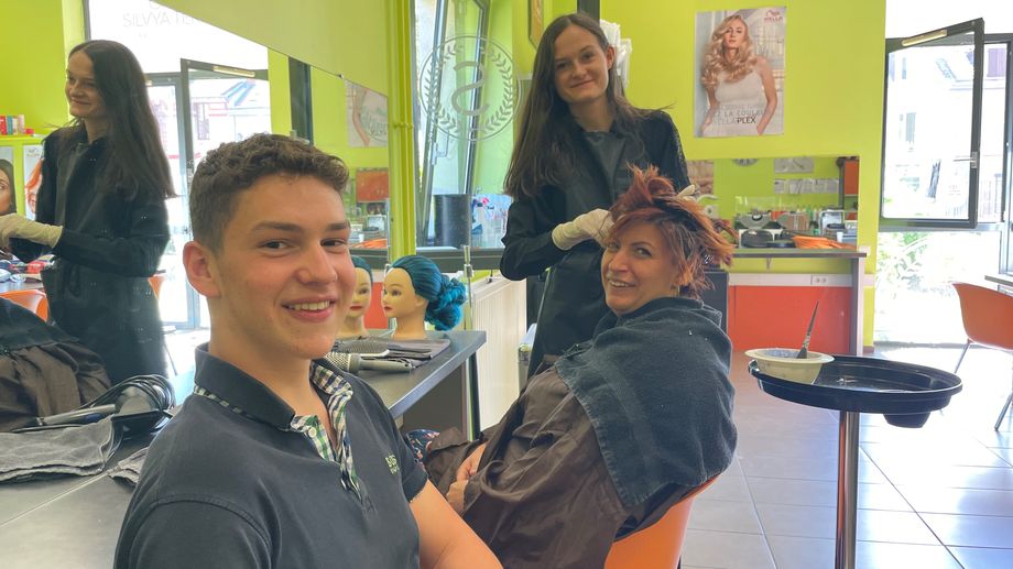 Reims : deux apprentis coiffeurs r�cup�rent vos cheveux pour les personnes atteintes de cancer