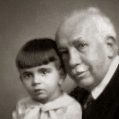 Richard Strauss, compositeur et chef d’orchestre (Munich, 11 juin 1864 - Garmisch-Partenkirchen, 8 septembre 1949). Avec son petit-fils en 1929