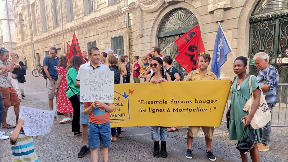 Une quarantaine de professeurs et parents d'�l�ves mobilis�s � Montpellier 