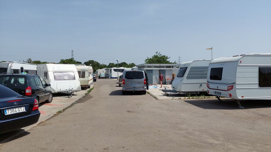 Un campement de gens du voyage  Cabestany sans accs  l'eau potable malgr la vague de chaleur