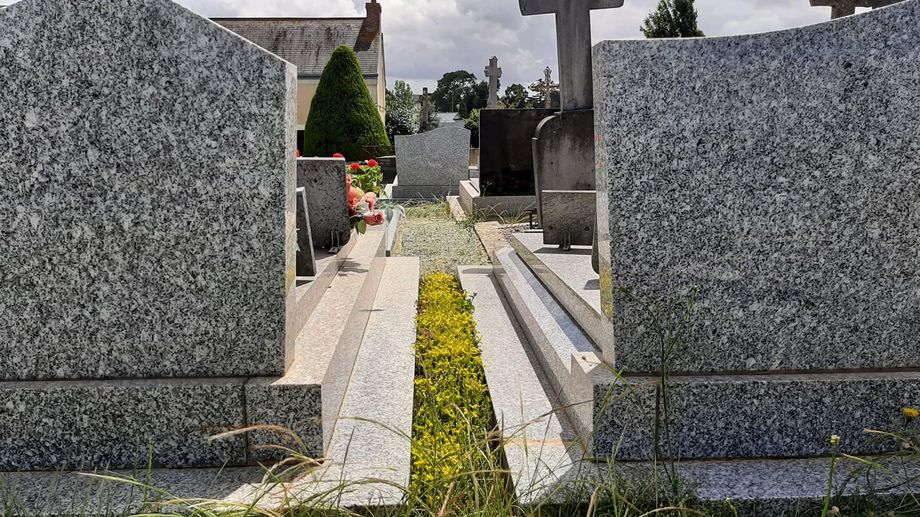 La mairie de Craon verdit son cimetière pour mettre fin aux pesticides