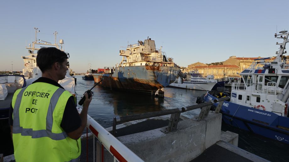 PHOTOS - Le Rio Tagus, le cargo qui rouillait dans le canal de S�te est enfin parti
