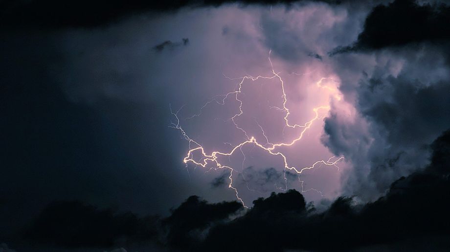 Intemp�ries : � Rouen, une femme, emport�e par la pluie, meurt noy�e sous une voiture
