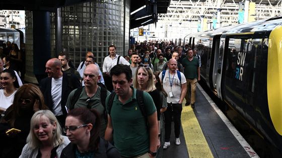 Des passagers débarquent d'un train à la gare de Waterloo à Londres, le 21 juin 2022, alors que la plus grande grève ferroviaire depuis plus de 30 ans frappe le Royaume-Uni. - BEN STANSALL / AFP