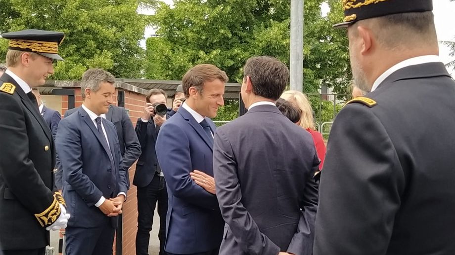 Emmanuel Macron en visite officielle dans le Tarn vivement interpell� par une femme lors d'un bain de foule