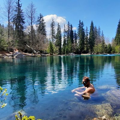Arthur Guérin-Boëri, l'apnéiste le plus titré de France, au lac Vert en Haute-Savoie