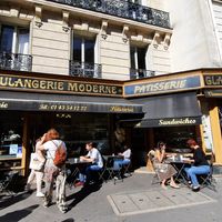 La boulangerie moderne dans le 5e arrondissement de Paris, lieu culte pour les fans de la série "Emily in Paris"