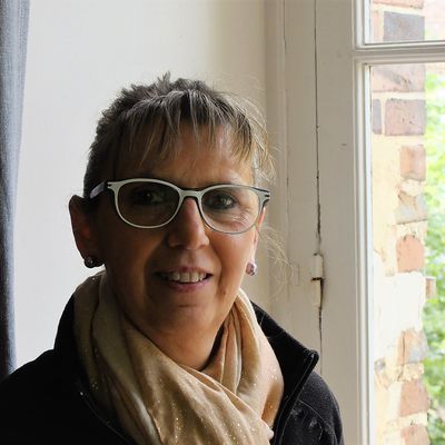 Nathalie est gérante de la petite épicerie du village à Longny (61). Divorcée, elle a subi une terrible vengeance de la part de son ex-mari.