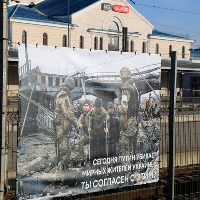 Photo du photographe ukrainien Maxim Dondiuk, dans le cadre d'une exposition à la gare de Vilnius, en Lituanie ( 25 mars 2022)