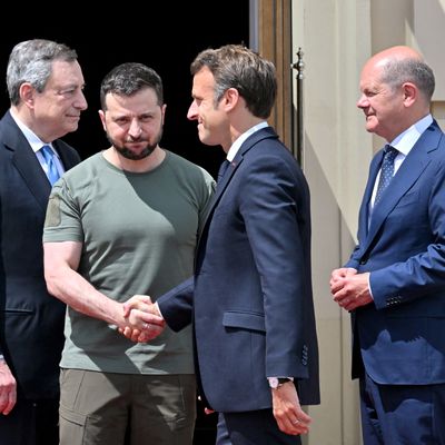 Emmanuel Macron serre la main du président ukrainien Volodymyr Zelensky aux cotés du Premier ministre italien Mario Draghi et du chancelier allemand Olaf Scholz