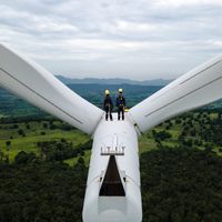 Survol au dessus de la terre de deux ingénieurs en électricité
