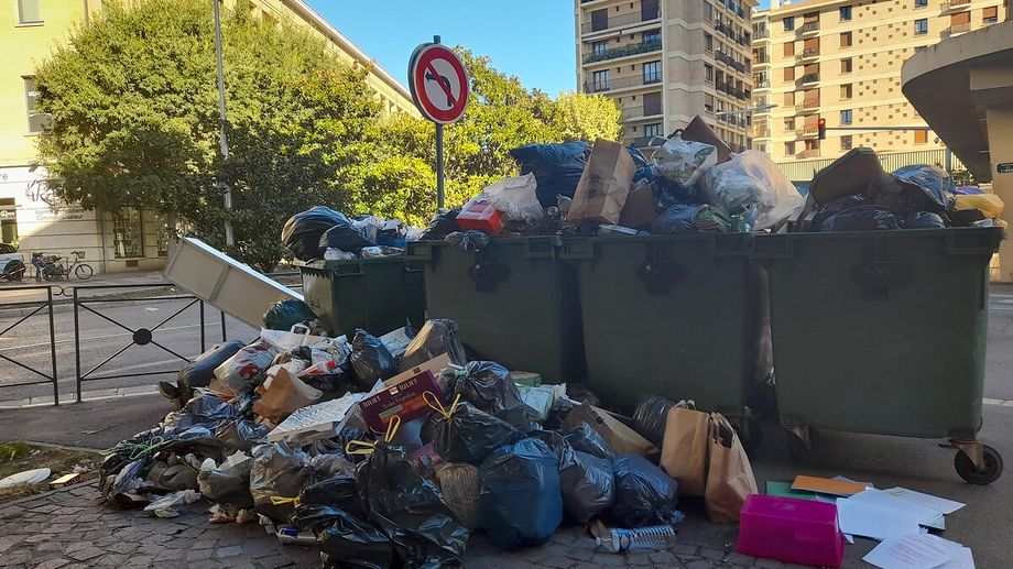 Paris : le ramassage des ordures perturb par une grve des conducteurs de camions poubelle