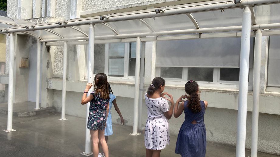Canicule : Pau teste un brumisateur dans la cour de l'�cole Lapuyade
