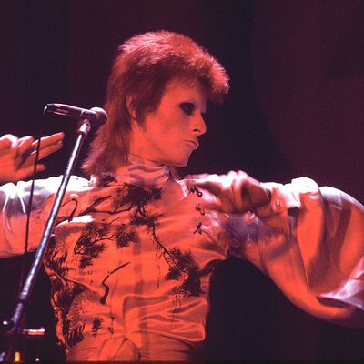 David Bowie dans la peau de Ziggy Stardust sur scène, 1973