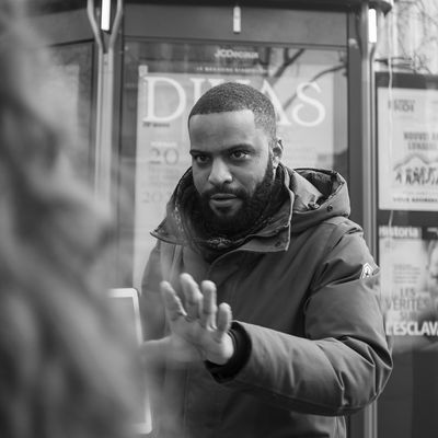 Le guide-conférencier Kévi Donat, au cours d'une visite de Paris