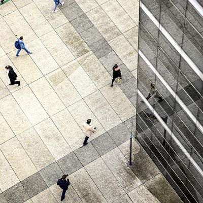Des personnes marchent dans le quartier de La Défense, le 7 octobre 2020. Photo d'illustration.