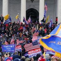 Le 6 janvier 2021, plus de 2 000 manifestants pro-Trump ont envahi le Capitole à Washington pour empêcher les élus du Congrès d'entériner l'élection de Biden