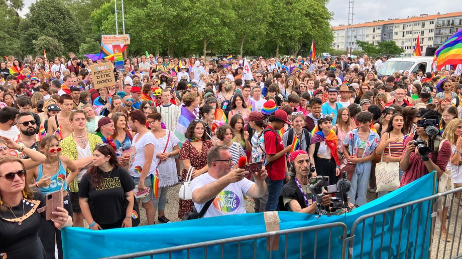 Marche des fiert�s : pr�s de 4000 personnes � La Rochelle pour lutter contre l'homophobie 