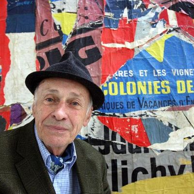 3 septembre 2008. Jacques Villeglé, 82 ans, pose devant l'une de ces célèbres affiches lacérées à Paris, au Centre Pompidou. L'artiste français décédé le 7 juin 2022 à 96 ans, membre fondateur du Nouveau Réalisme est considéré par les artistes contemporains du street art comme le pionnier de l'art urbain.