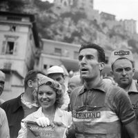 Le cycliste Raphael Geminiani gagne la 9étape du Tour de France 1955 Briançon-Monaco, le 5 juillet 1955.