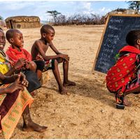 Enfants de la tribu Samburu suivant l'école sous l'arbre du village, Kenya