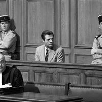 1967, Marcello Mastroianni et Bernard Blier sur le tournage de "L'Etranger" de Luchino Visconti, adapté du roman de Camus